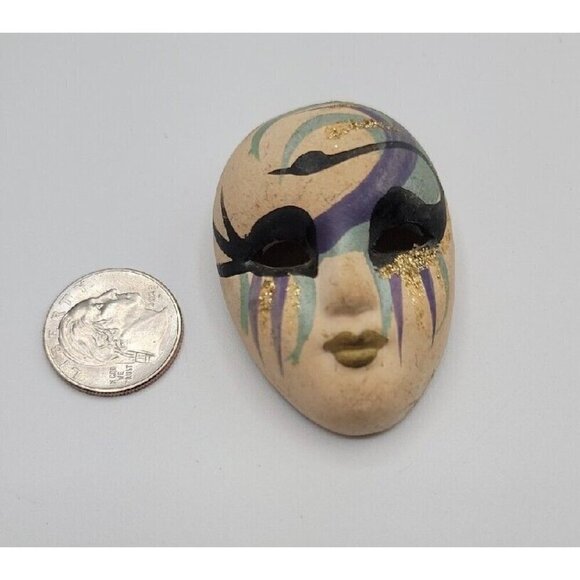 Vintage Volto Mask Brooch Pin Hand Painted Masquerade Mask Glitter Purple Eyes - Picture 5 of 7
